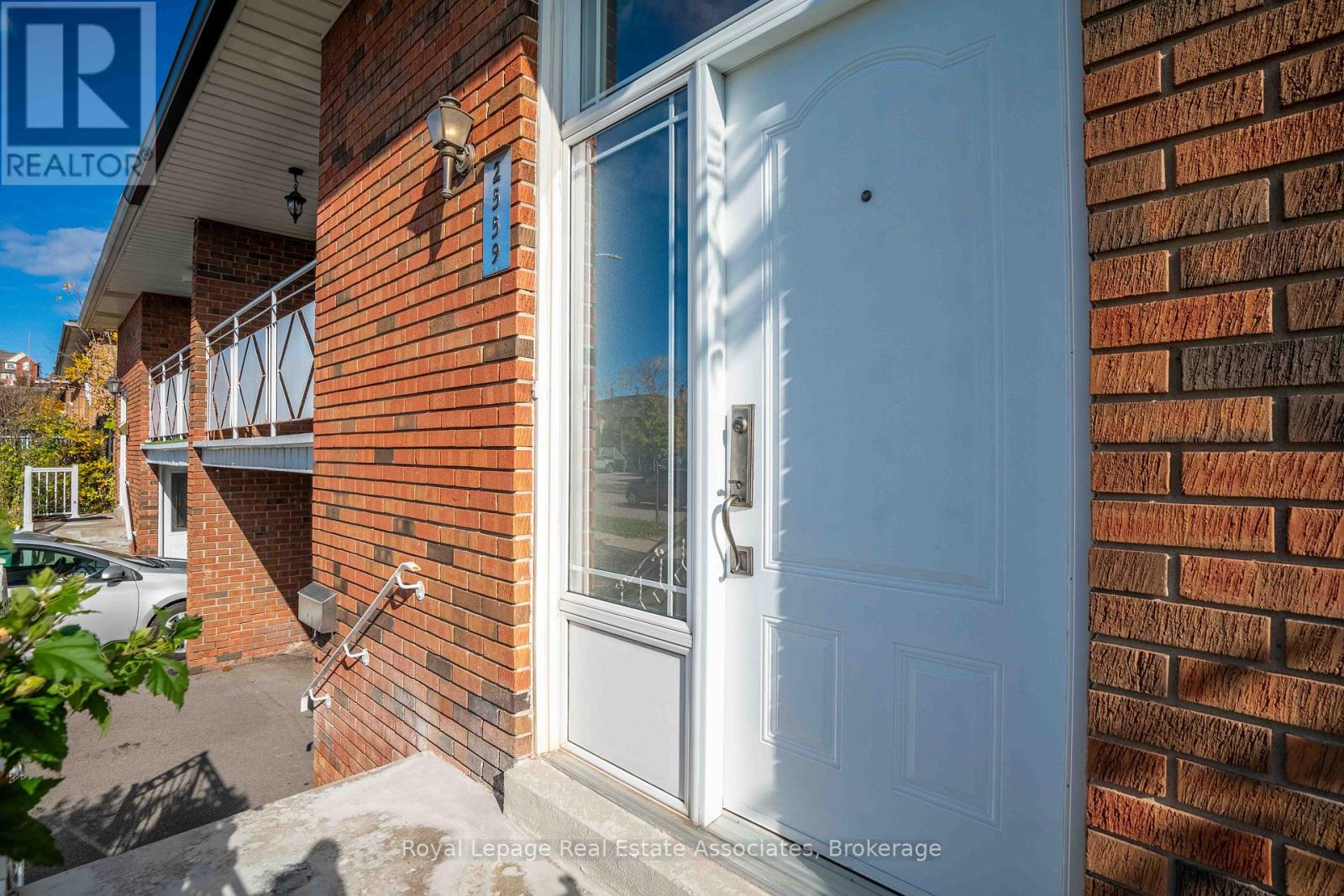 2559 Kingsberry Crescent, Mississauga, Ontario  L5B 2K7 - Photo 4 - W12574032