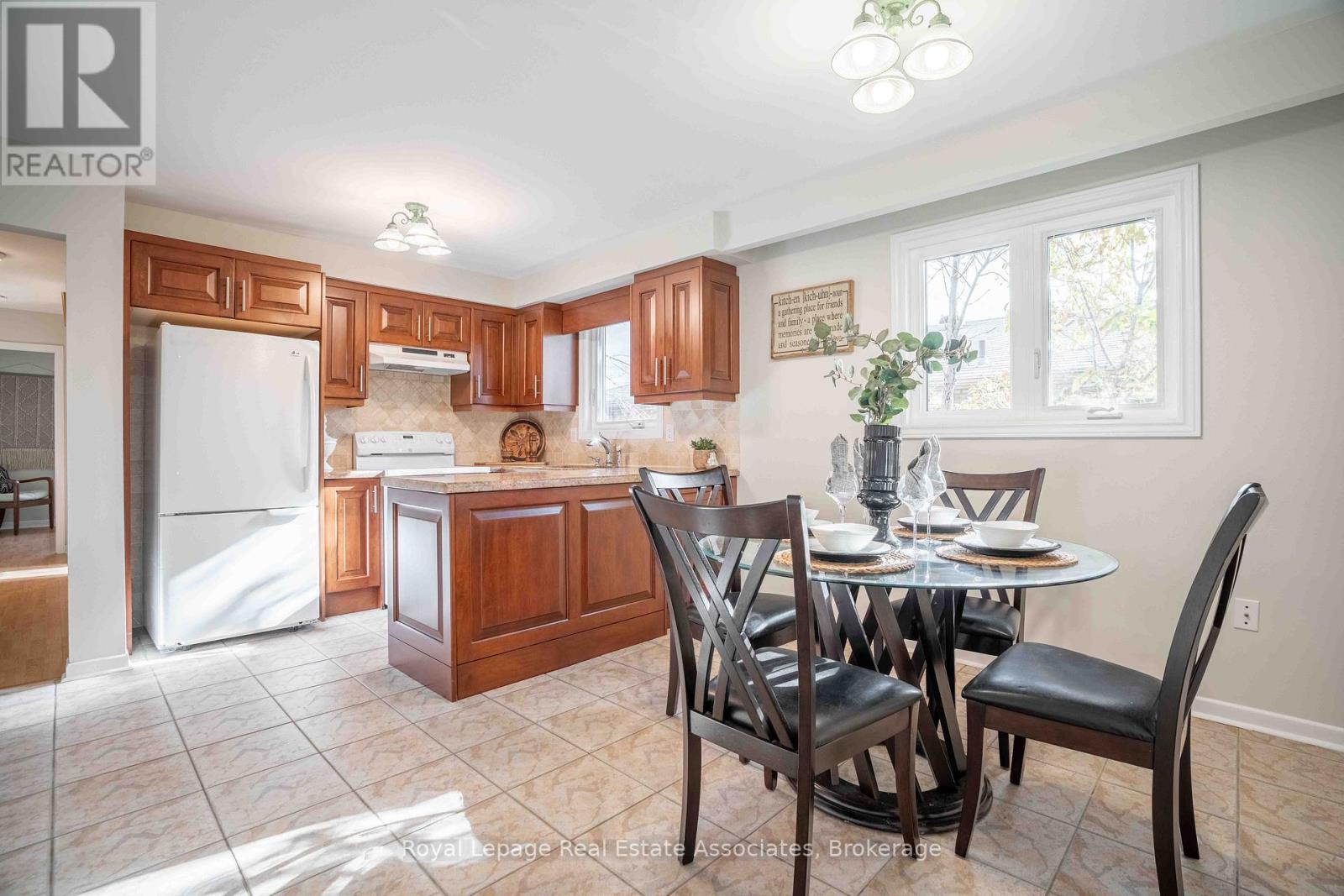 2559 Kingsberry Crescent, Mississauga, Ontario  L5B 2K7 - Photo 7 - W12574032