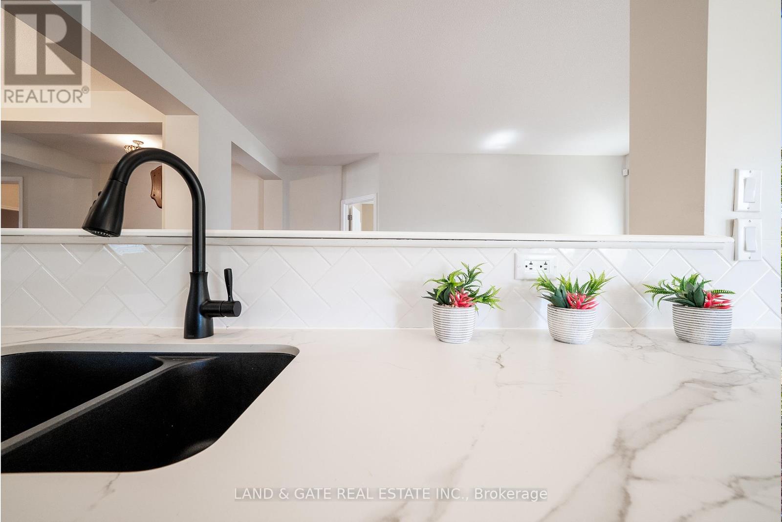 58 Elmdale Drive, Prince Edward County, Ontario  K0K 3L0 - Photo 6 - X12574076