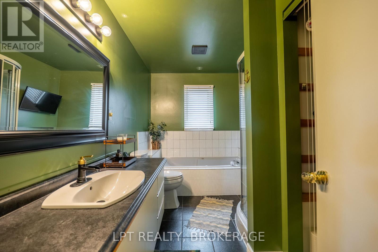 697 Macdonald Drive, Gananoque, Ontario K7G 3C4 - Photo 11 - X12574134