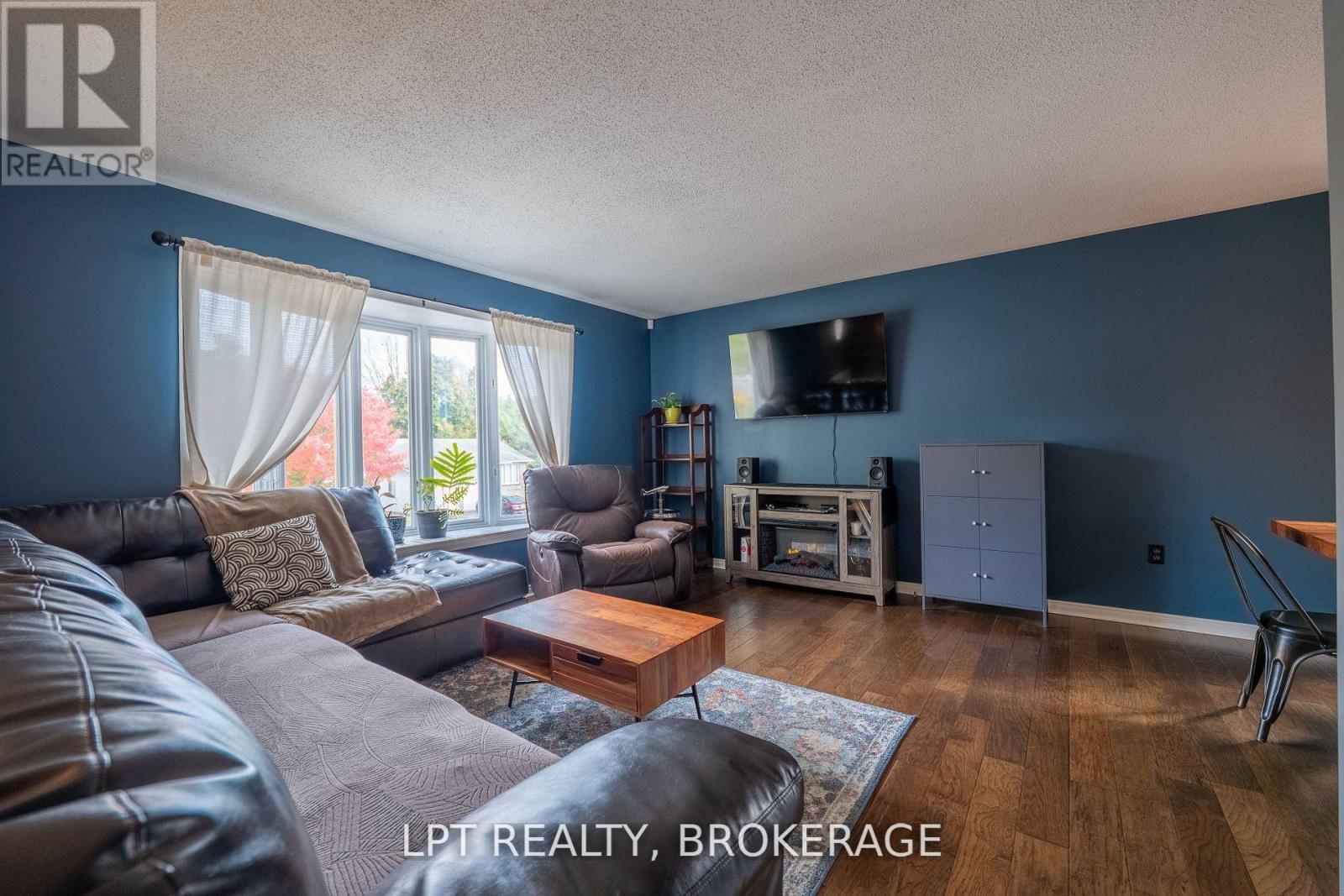 697 Macdonald Drive, Gananoque, Ontario K7G 3C4 - Photo 2 - X12574134