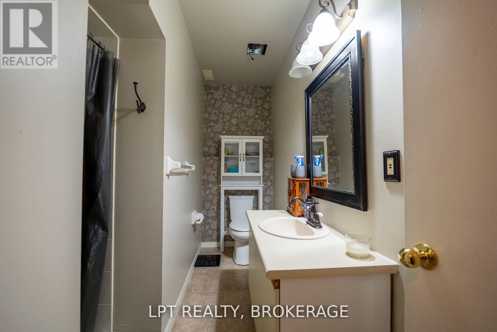 697 Macdonald Drive, Gananoque, Ontario K7G 3C4 - Photo 25 - X12574134