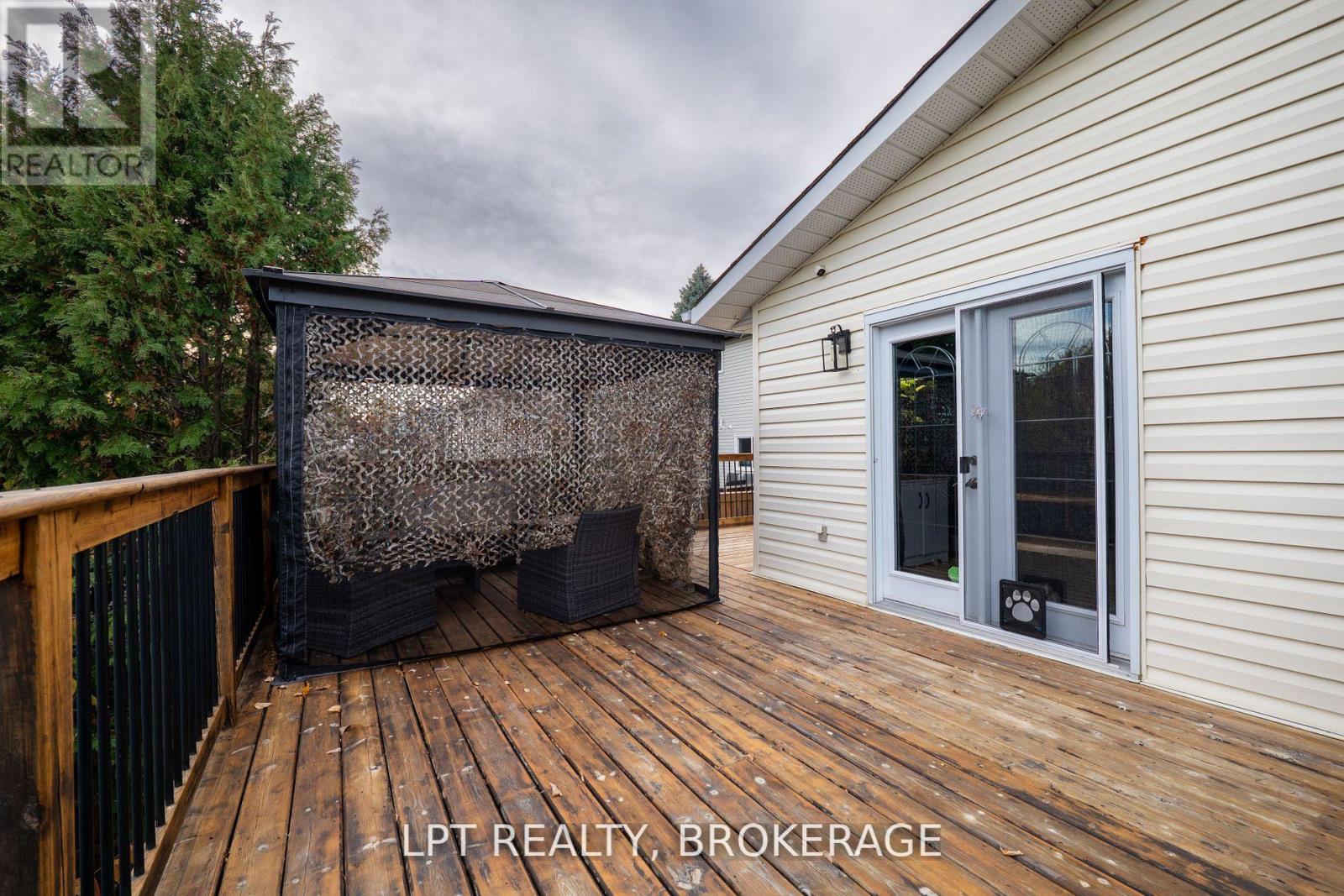 697 Macdonald Drive, Gananoque, Ontario K7G 3C4 - Photo 33 - X12574134