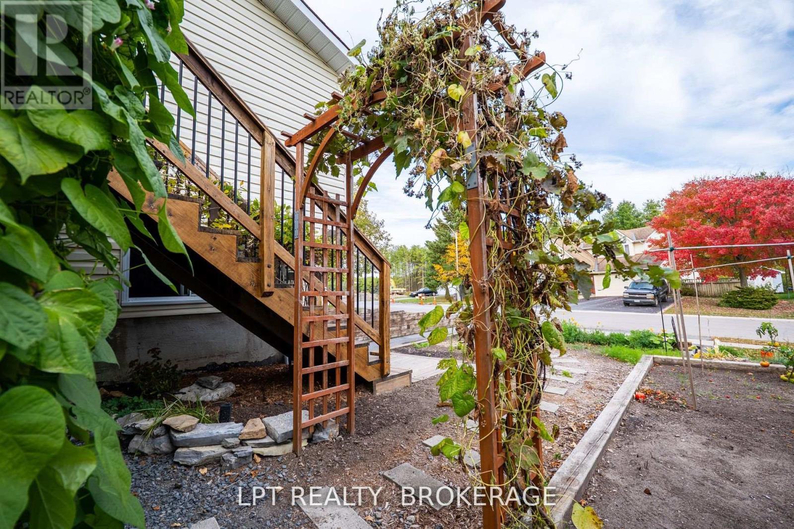 697 Macdonald Drive, Gananoque, Ontario K7G 3C4 - Photo 35 - X12574134