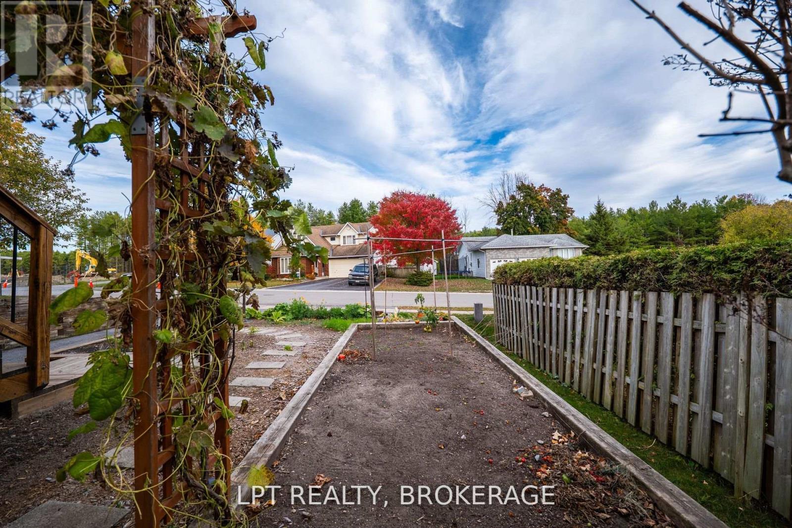 697 Macdonald Drive, Gananoque, Ontario K7G 3C4 - Photo 36 - X12574134