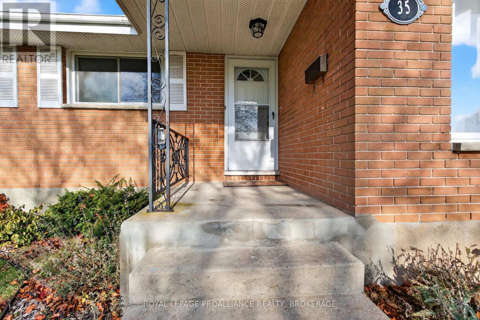 35 Mulcaster Street, Kingston, Ontario  K7M 2V6 - Photo 3 - X12574142