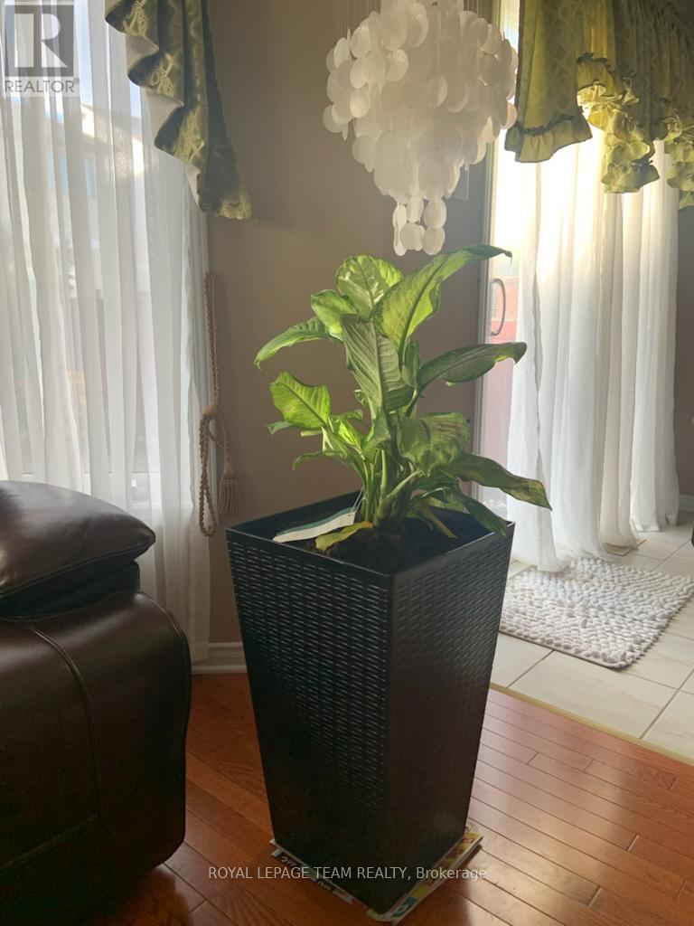 115 Macara Crescent, Ottawa, Ontario  K2K 0E1 - Photo 3 - X12573822