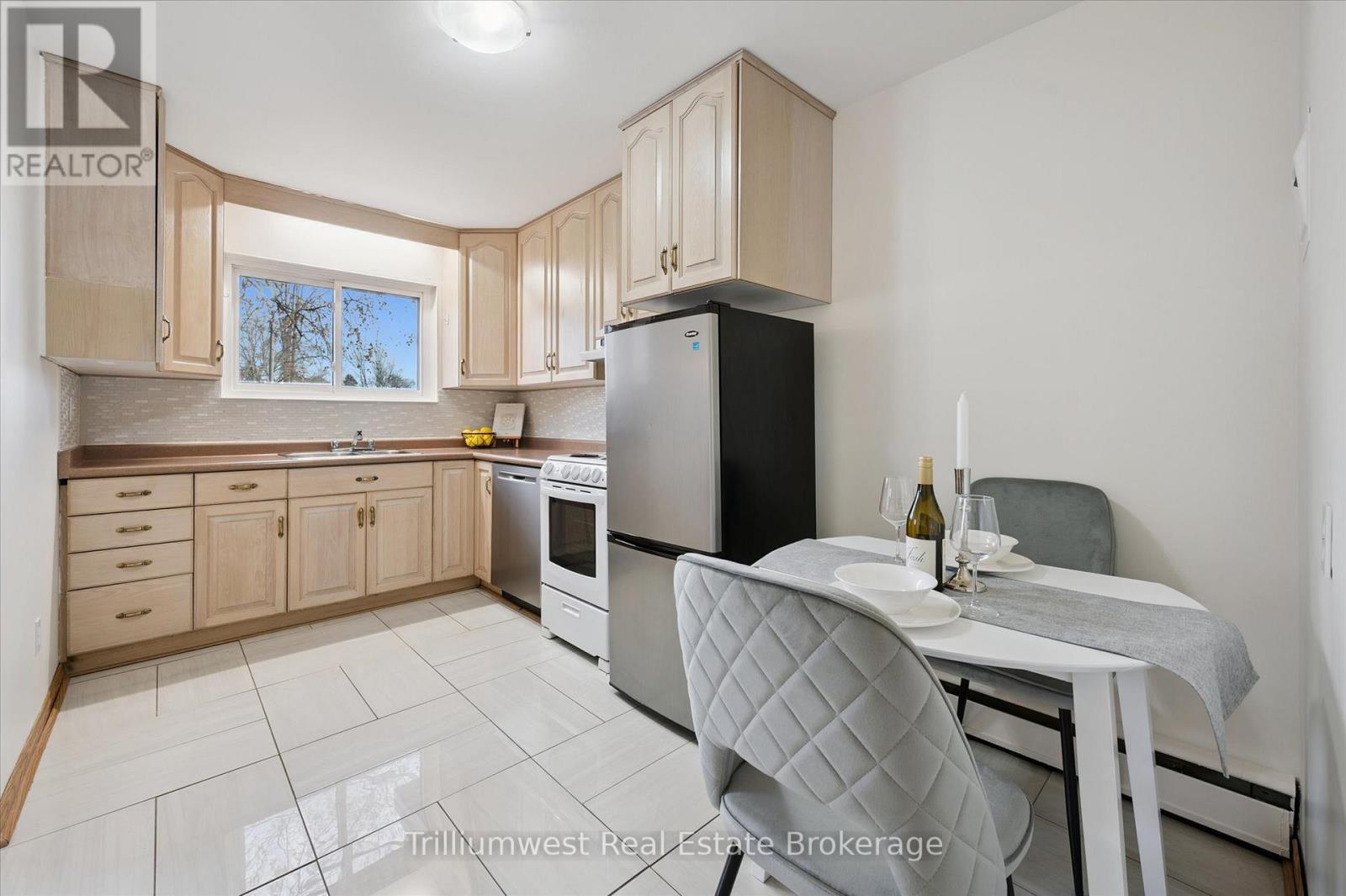 2 - 1 Sunnylea Crescent, Guelph, Ontario N1E 1W1 - Photo 5 - X12574102