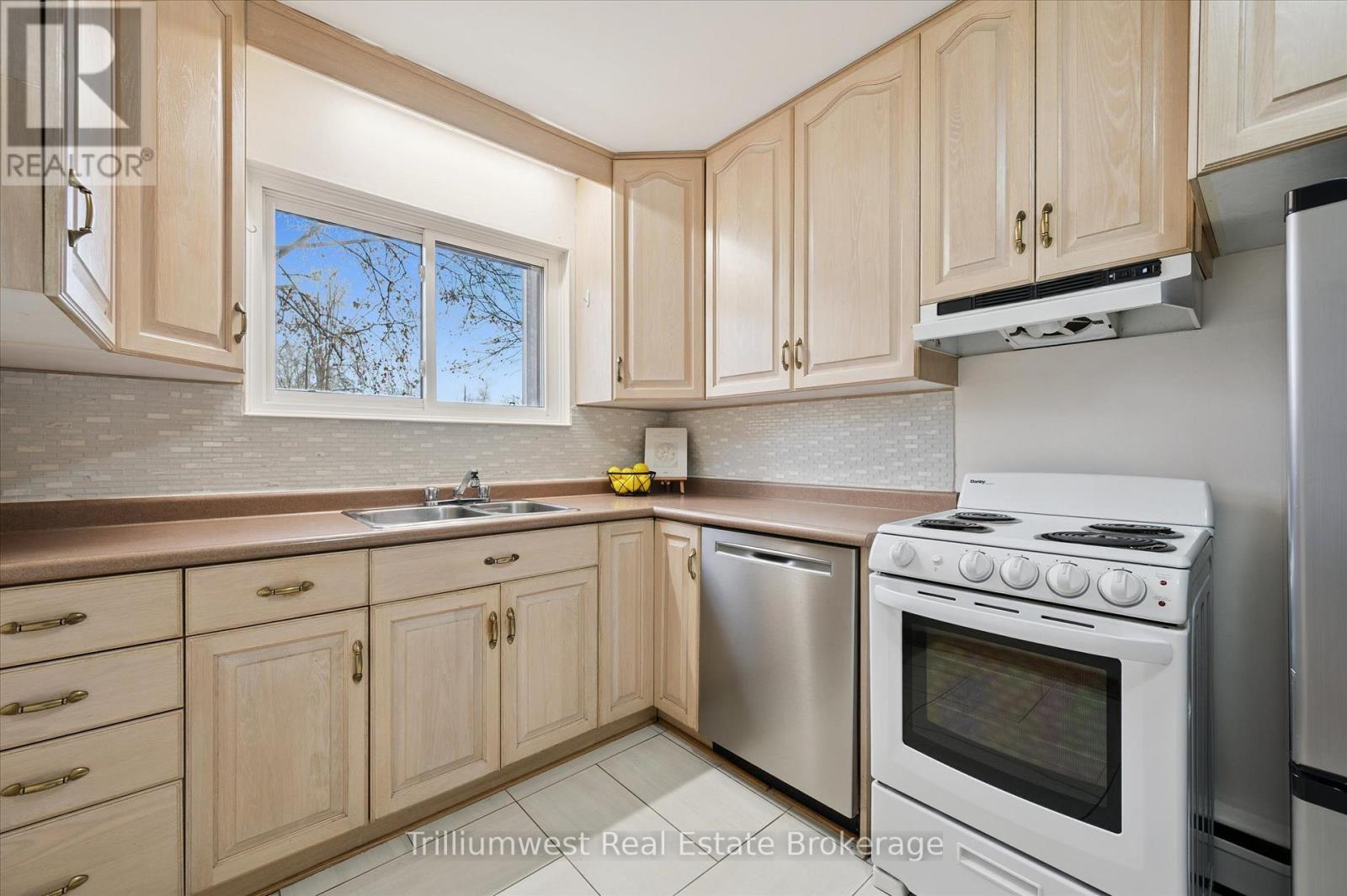 2 - 1 Sunnylea Crescent, Guelph, Ontario N1E 1W1 - Photo 6 - X12574102