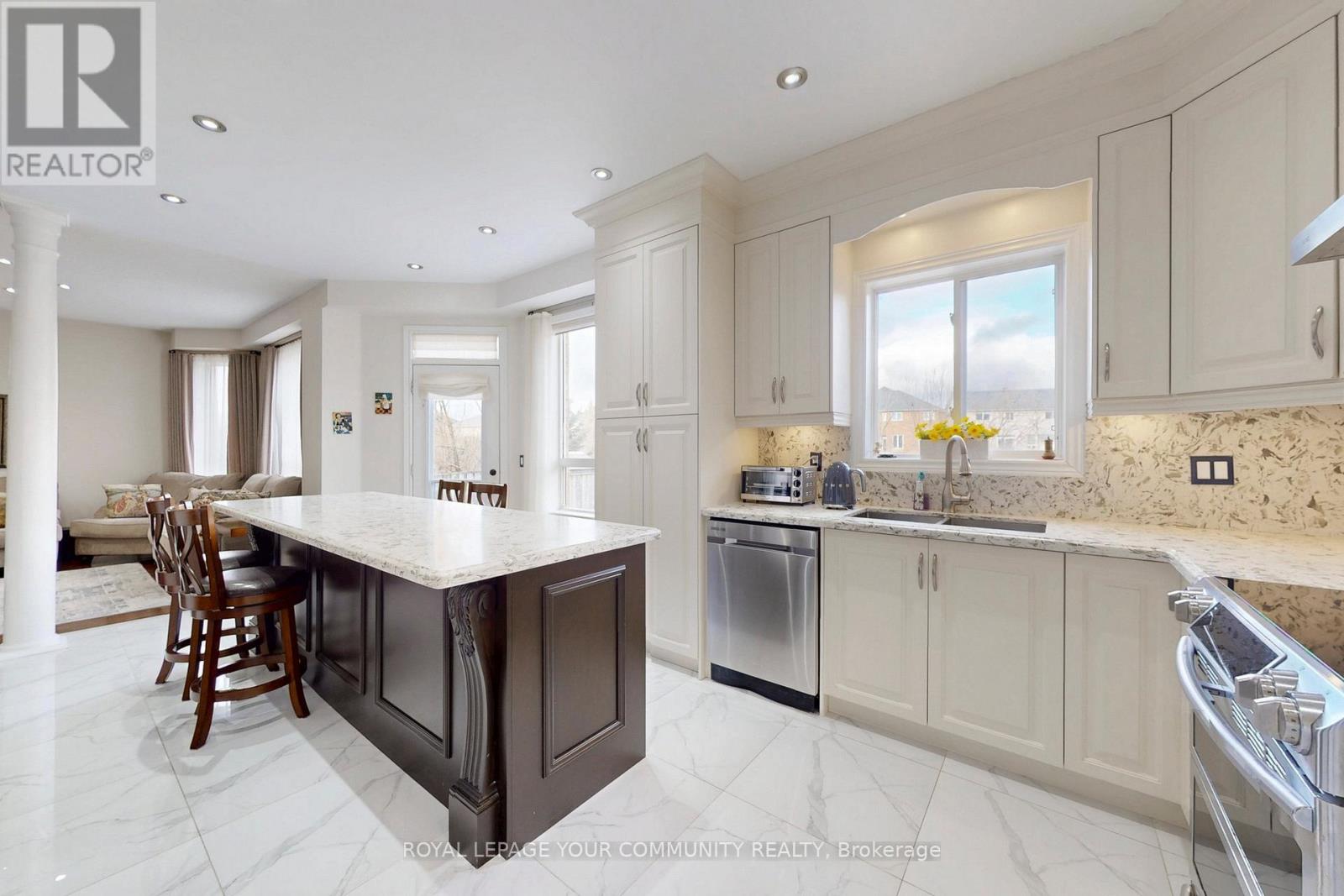 24 Pegasus Drive, Richmond Hill, Ontario  L4E 4R3 - Photo 7 - N12574156