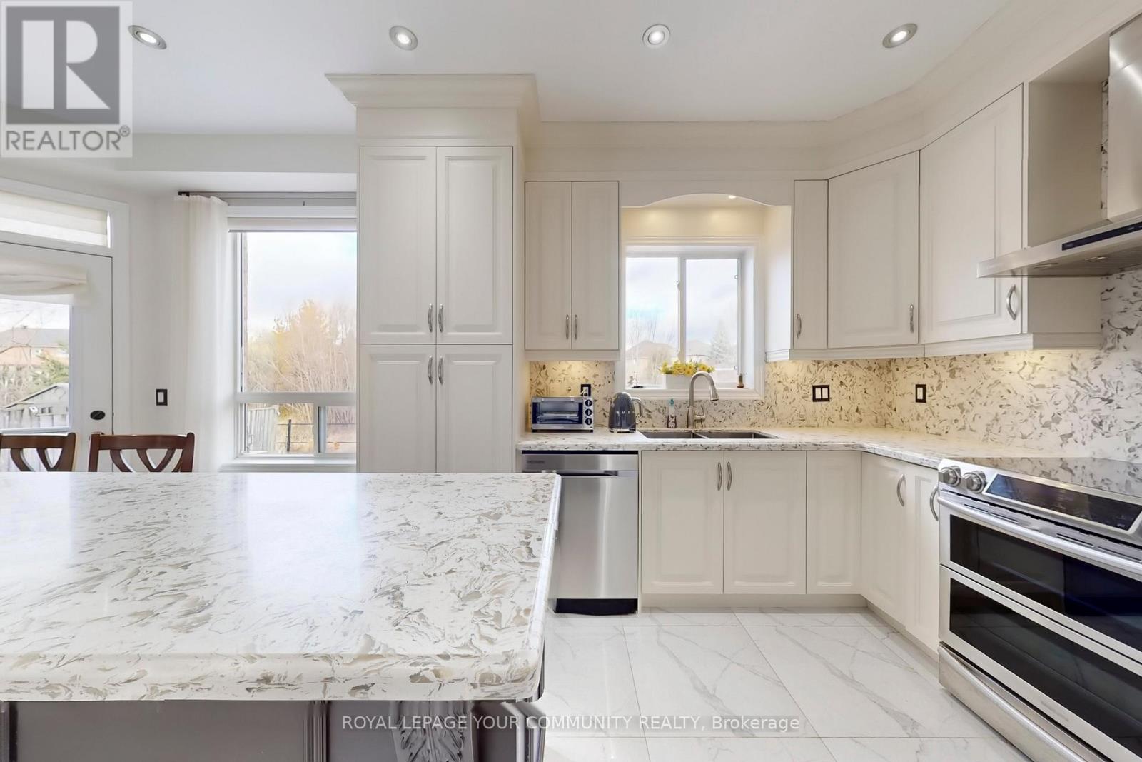 24 Pegasus Drive, Richmond Hill, Ontario  L4E 4R3 - Photo 8 - N12574156