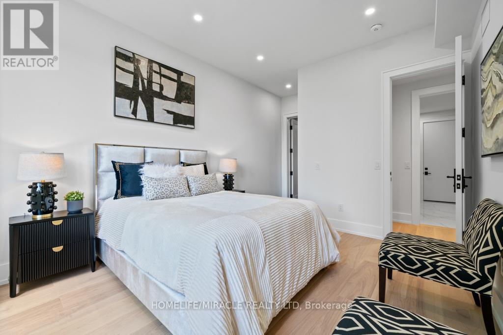 282 Maurice Drive, Oakville, Ontario  L6K 2X3 - Photo 24 - W12573744