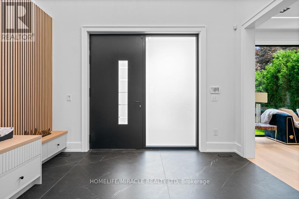 282 Maurice Drive, Oakville, Ontario  L6K 2X3 - Photo 5 - W12573744