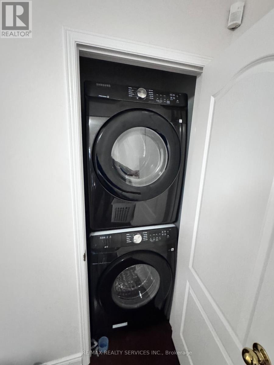 188 Willow Park Drive, Brampton (Sandringham-Wellington), Ontario  L6R 2M0 - Photo 5 - W12549300