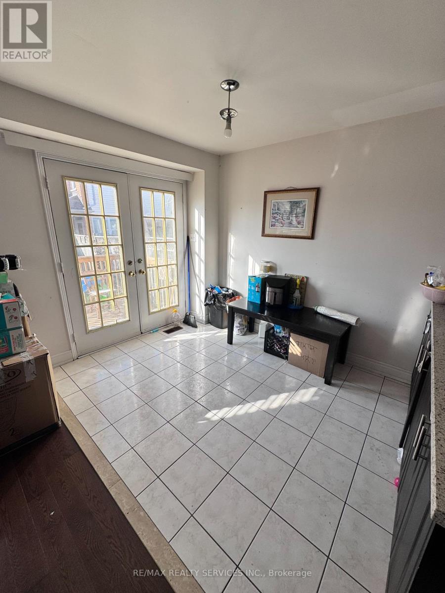 188 Willow Park Drive, Brampton (Sandringham-Wellington), Ontario  L6R 2M0 - Photo 4 - W12549300