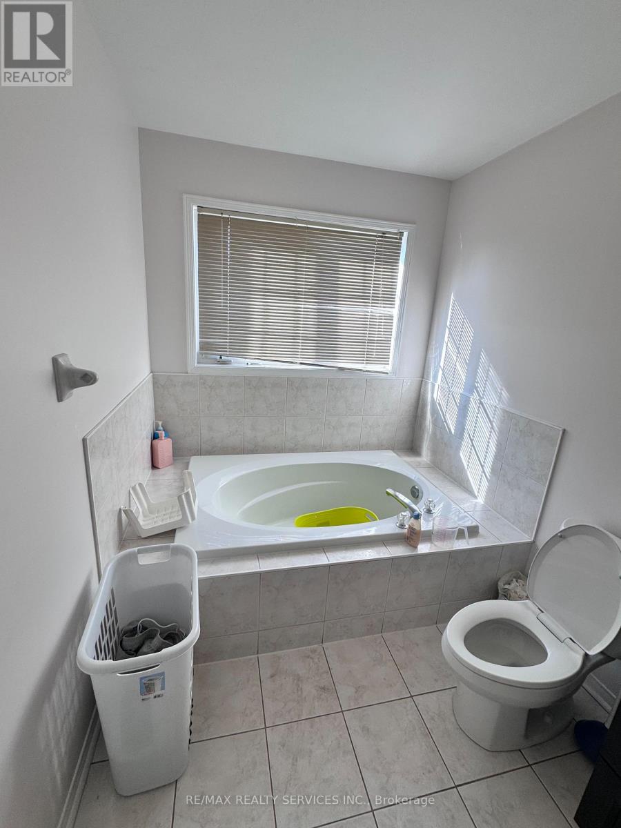 188 Willow Park Drive, Brampton (Sandringham-Wellington), Ontario  L6R 2M0 - Photo 8 - W12549300