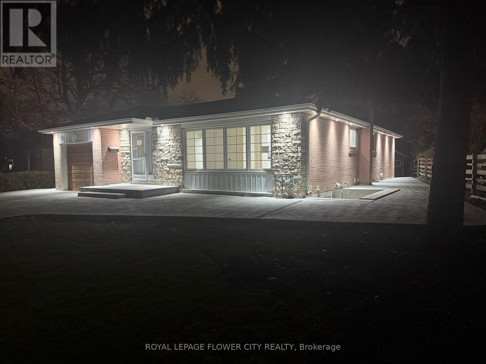 5 Bromley Crescent Ne, Brampton, Ontario  L6T 1Z2 - Photo 2 - W12573688