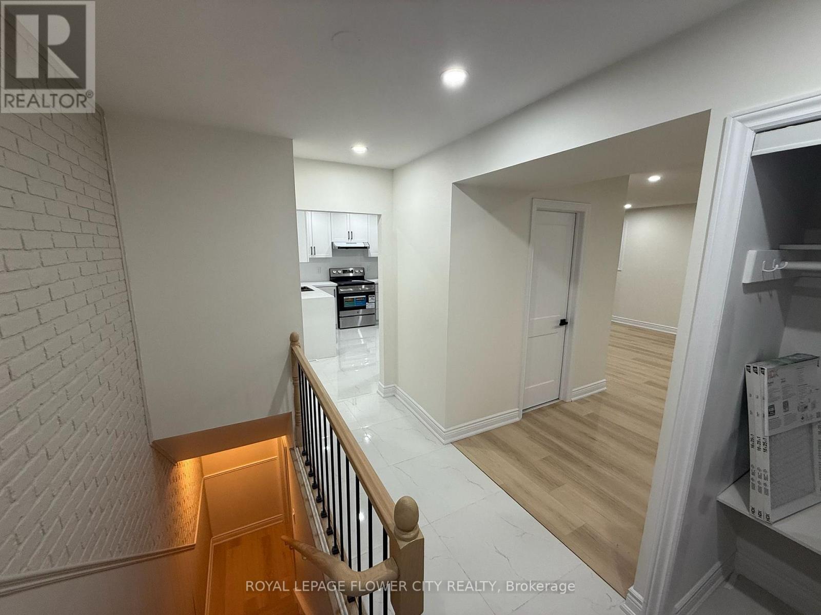 5 Bromley Crescent Ne, Brampton, Ontario  L6T 1Z2 - Photo 4 - W12573688