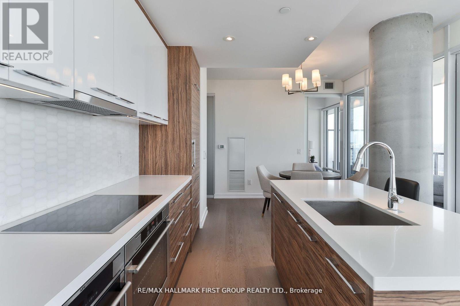 2402 - 488 University Avenue, Toronto, Ontario  M5G 0C1 - Photo 7 - C12574404