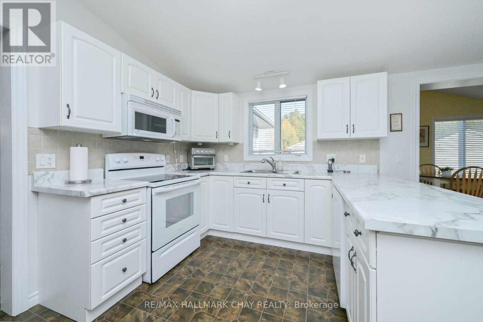 38 Kentucky Avenue S, Wasaga Beach, Ontario  L9Z 3A8 - Photo 9 - S12574298