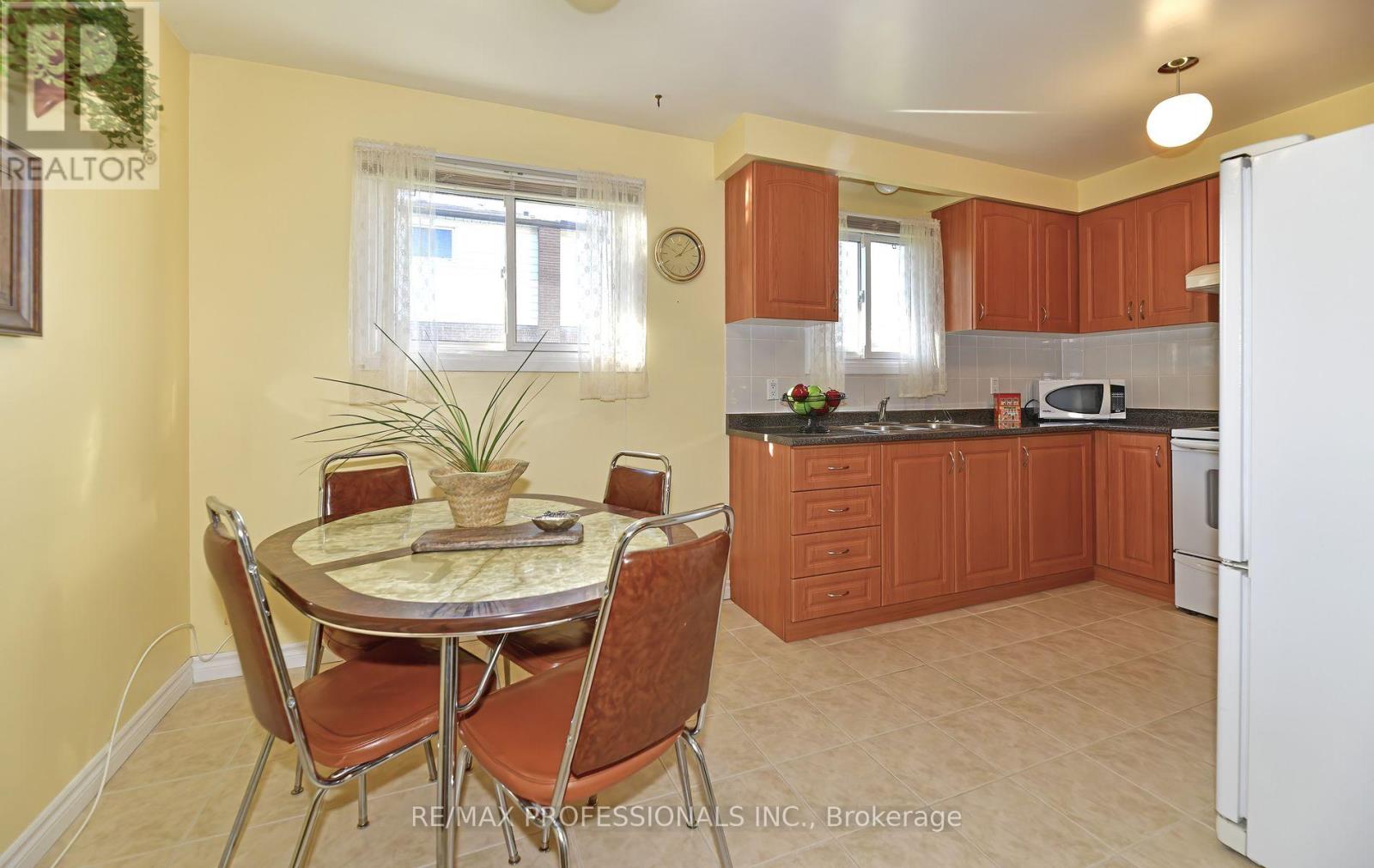 2326 Dorothea Court, Mississauga, Ontario  L5B 2B7 - Photo 11 - W12574194