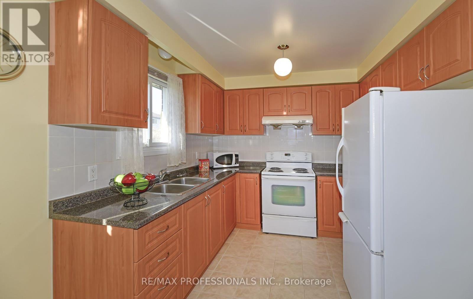 2326 Dorothea Court, Mississauga, Ontario  L5B 2B7 - Photo 12 - W12574194