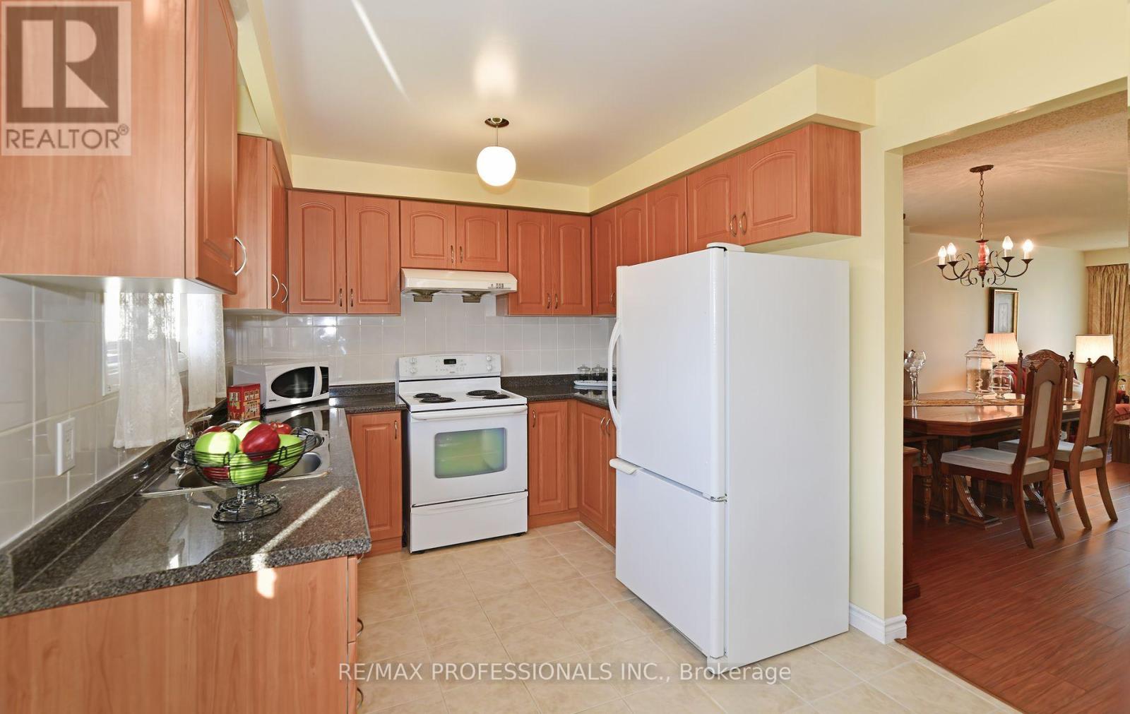 2326 Dorothea Court, Mississauga, Ontario  L5B 2B7 - Photo 13 - W12574194