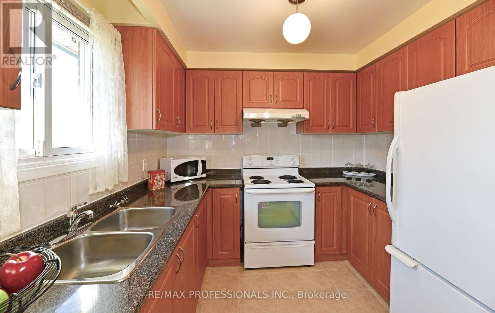 2326 Dorothea Court, Mississauga, Ontario  L5B 2B7 - Photo 14 - W12574194