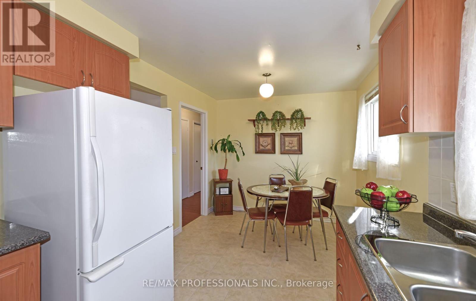 2326 Dorothea Court, Mississauga, Ontario  L5B 2B7 - Photo 15 - W12574194