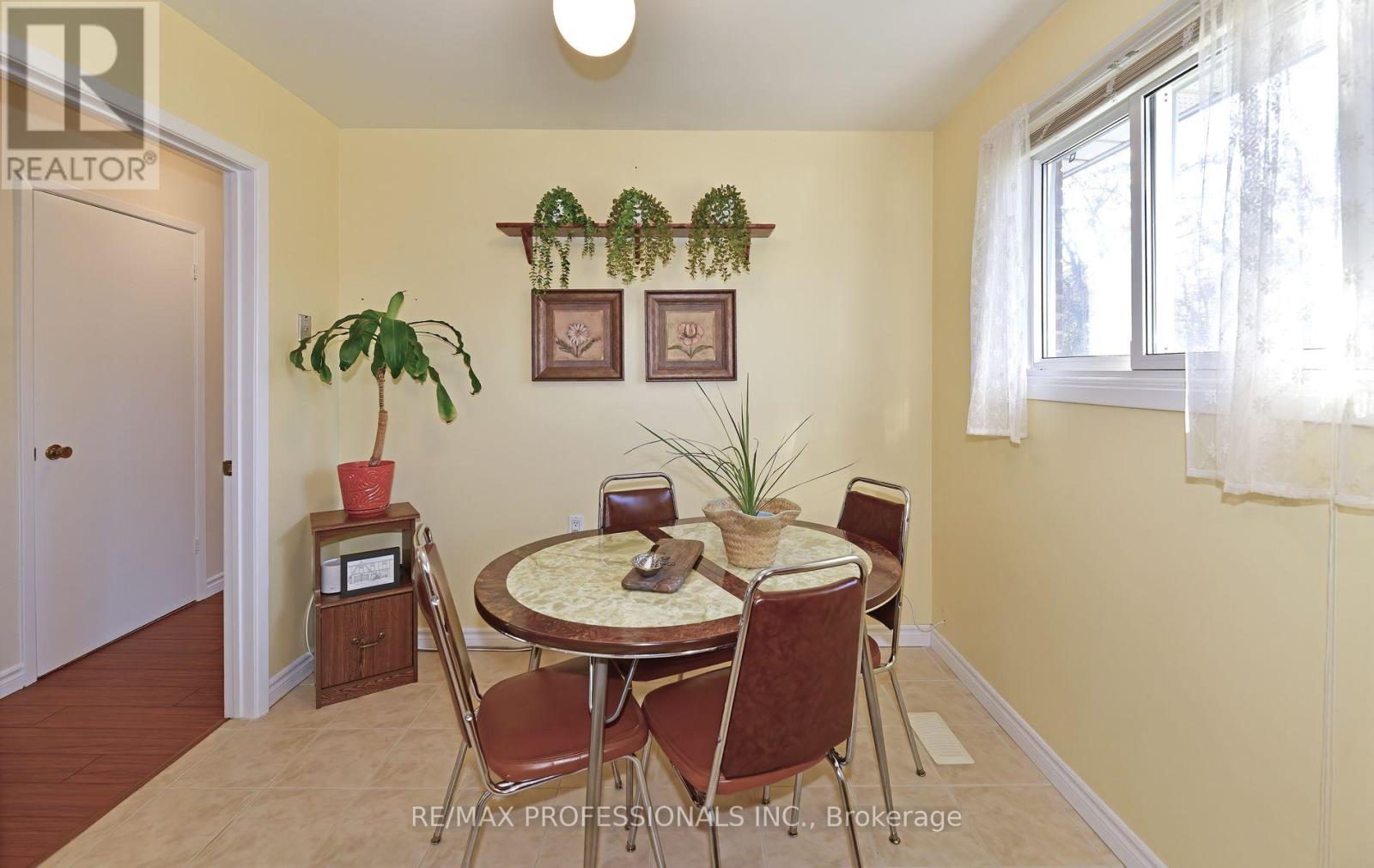 2326 Dorothea Court, Mississauga, Ontario  L5B 2B7 - Photo 16 - W12574194