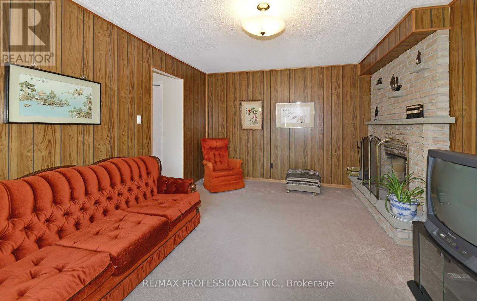 2326 Dorothea Court, Mississauga, Ontario  L5B 2B7 - Photo 19 - W12574194