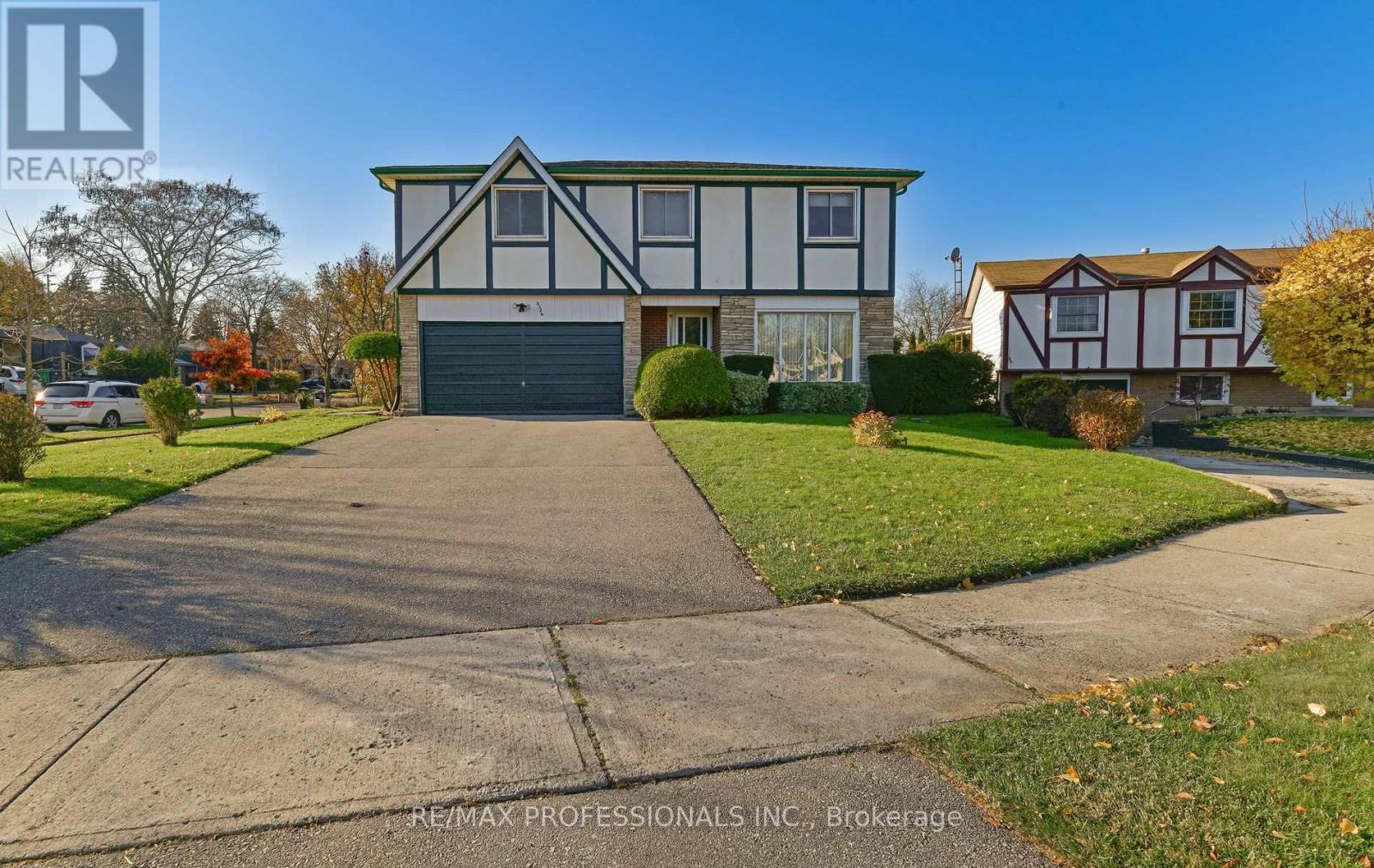 2326 Dorothea Court, Mississauga, Ontario  L5B 2B7 - Photo 2 - W12574194