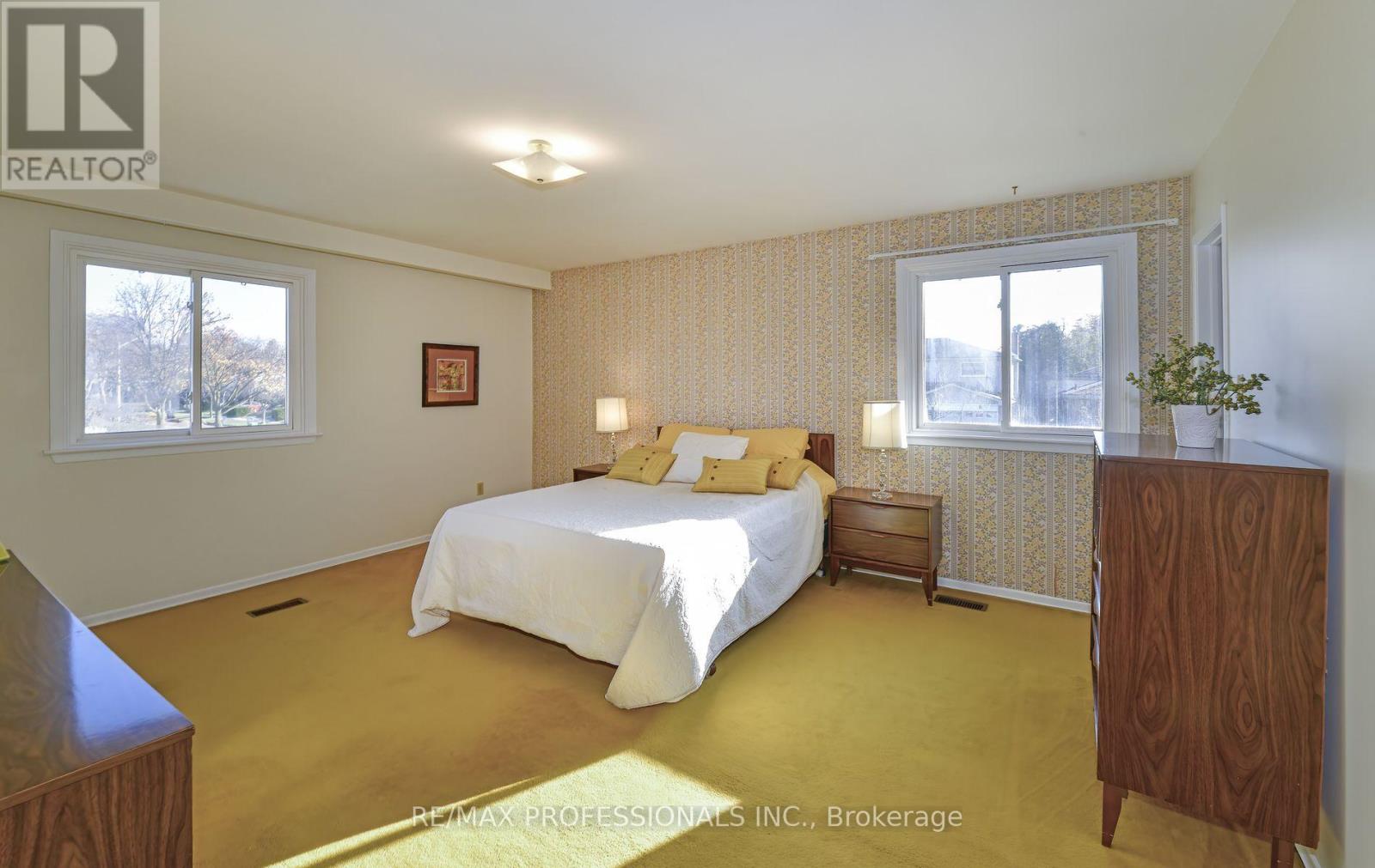 2326 Dorothea Court, Mississauga, Ontario  L5B 2B7 - Photo 21 - W12574194