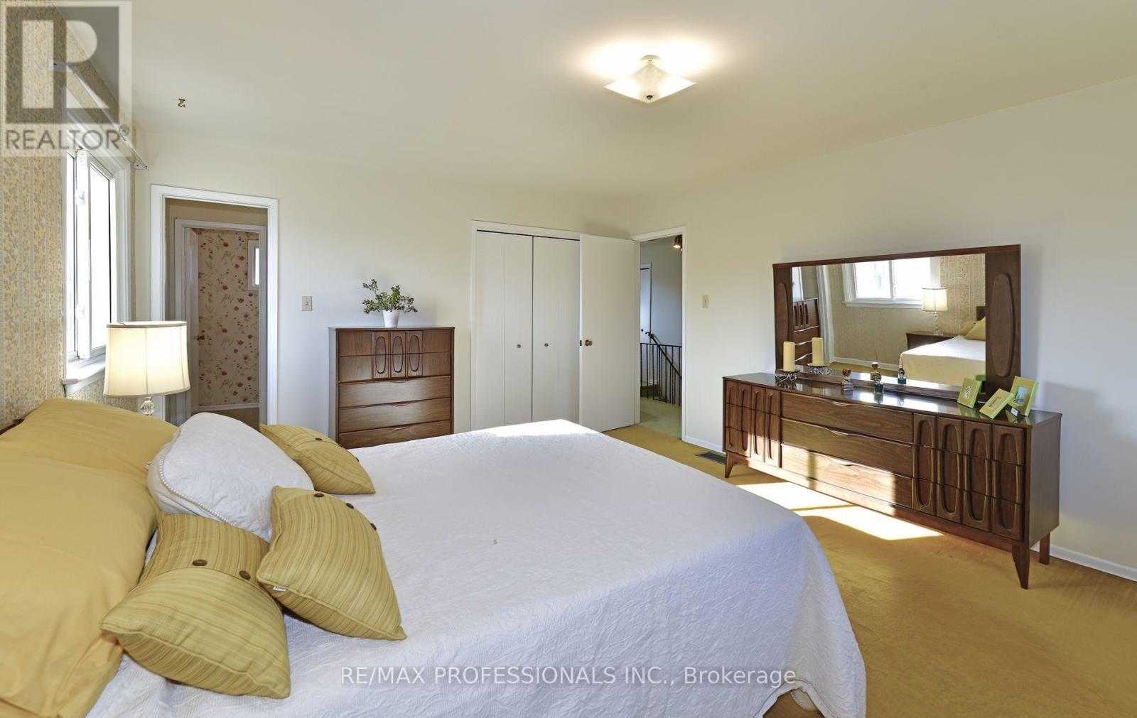 2326 Dorothea Court, Mississauga, Ontario  L5B 2B7 - Photo 23 - W12574194