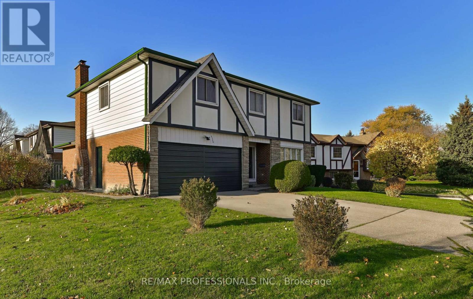 2326 Dorothea Court, Mississauga, Ontario  L5B 2B7 - Photo 3 - W12574194