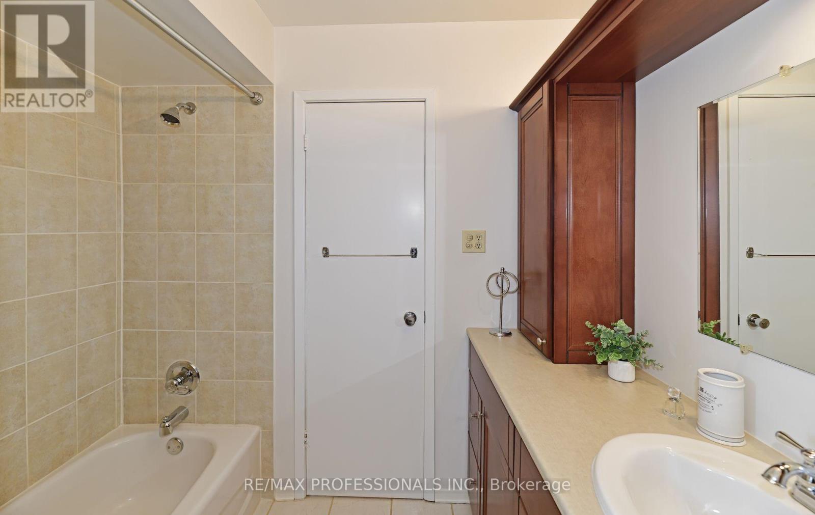 2326 Dorothea Court, Mississauga, Ontario  L5B 2B7 - Photo 30 - W12574194