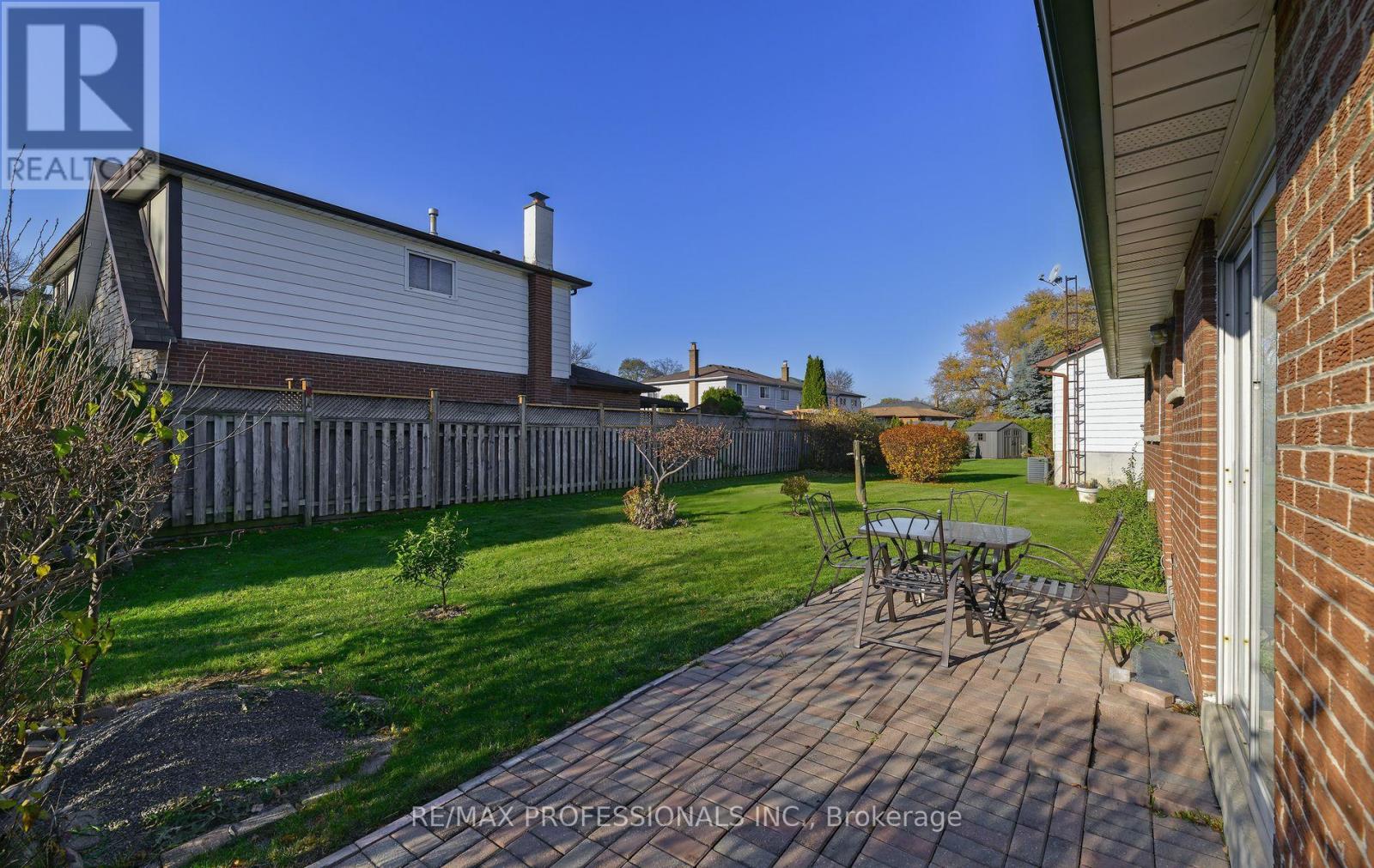 2326 Dorothea Court, Mississauga, Ontario  L5B 2B7 - Photo 33 - W12574194