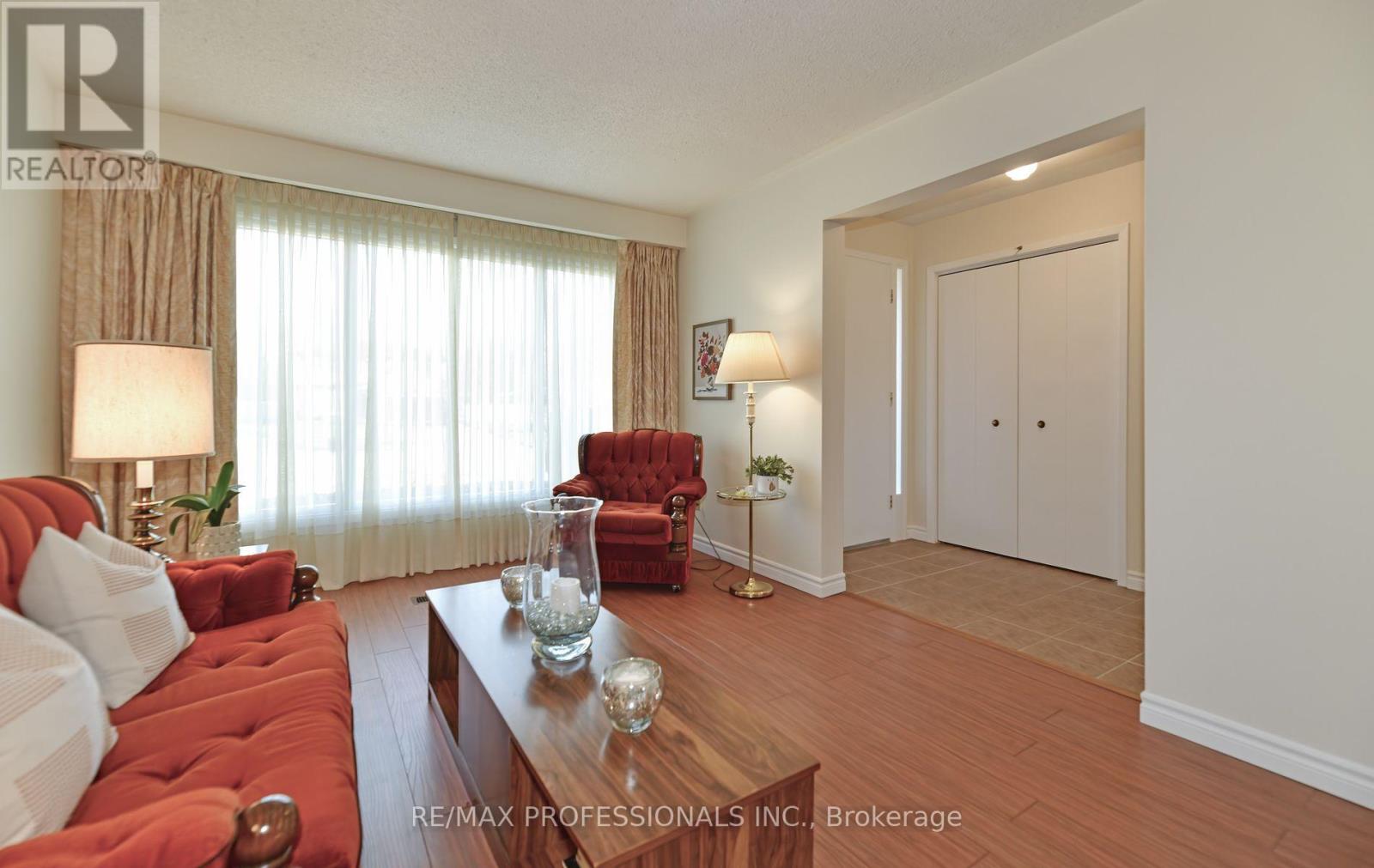 2326 Dorothea Court, Mississauga, Ontario  L5B 2B7 - Photo 4 - W12574194