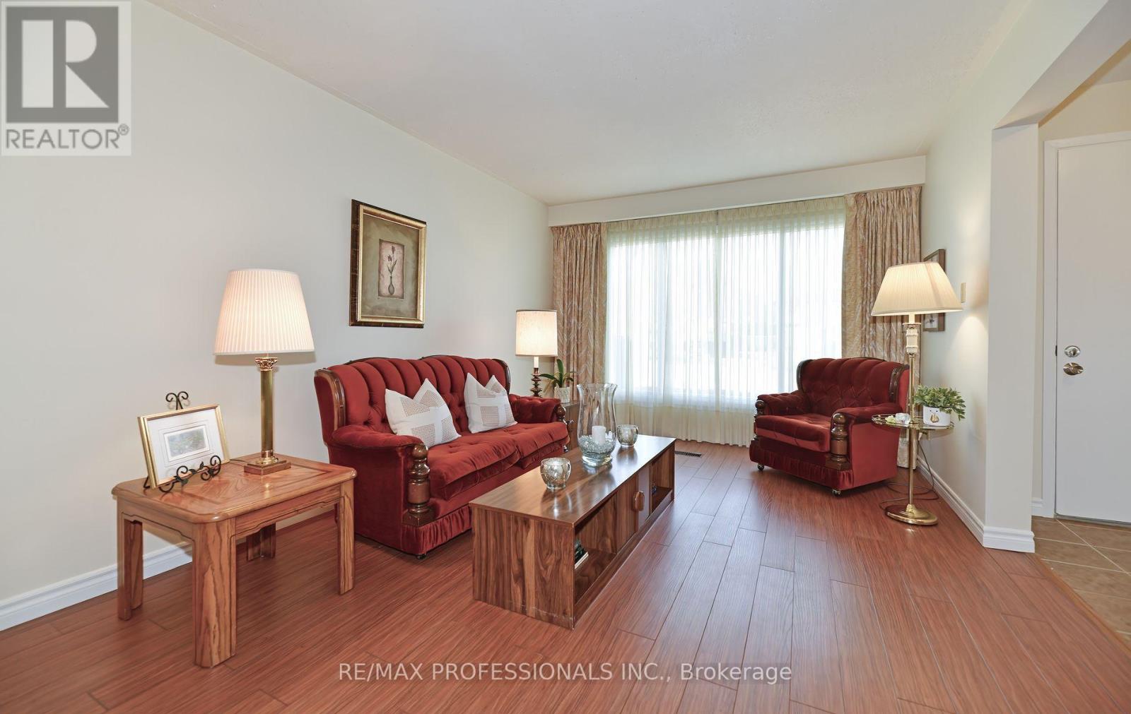 2326 Dorothea Court, Mississauga, Ontario  L5B 2B7 - Photo 5 - W12574194