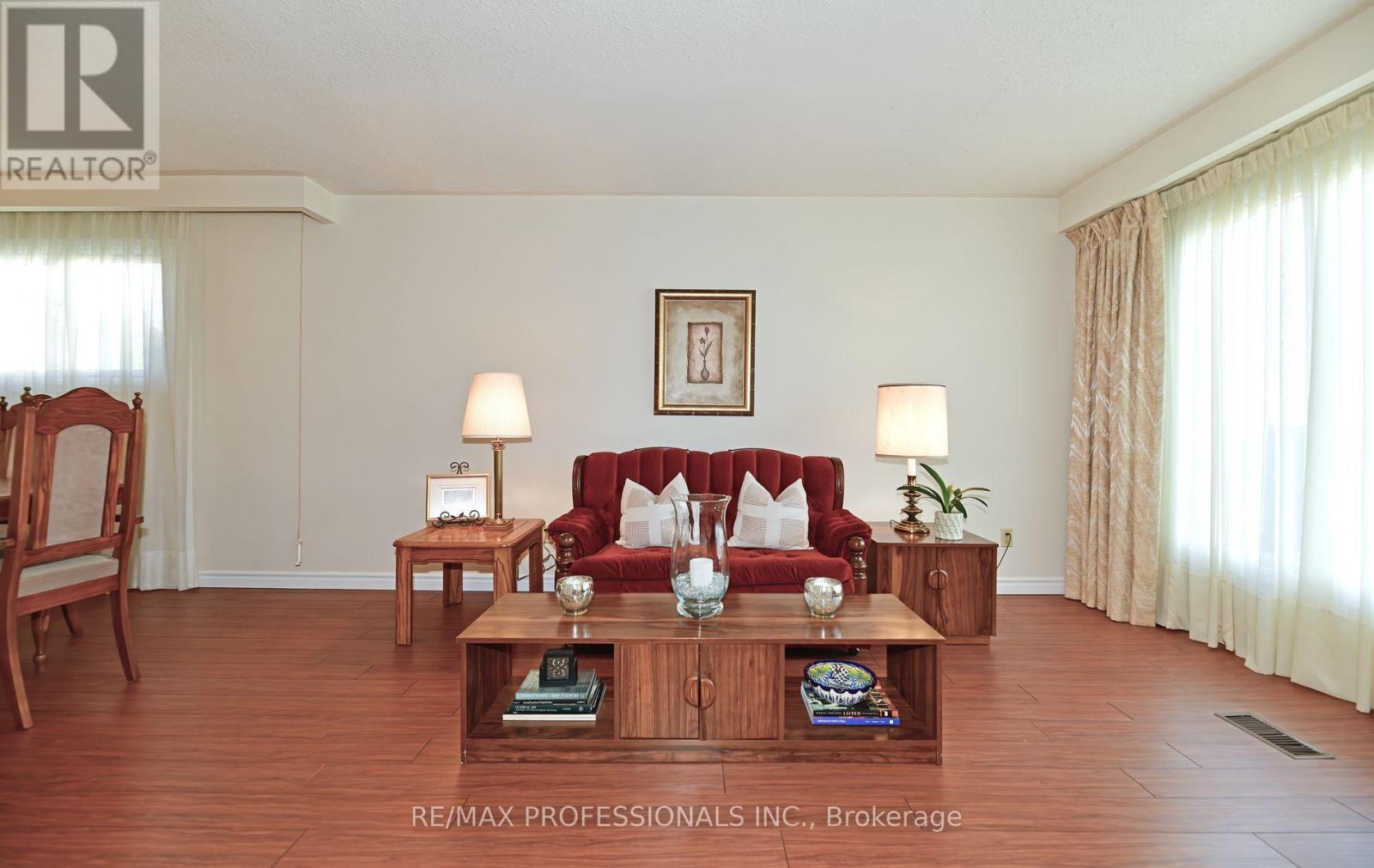 2326 Dorothea Court, Mississauga, Ontario  L5B 2B7 - Photo 6 - W12574194