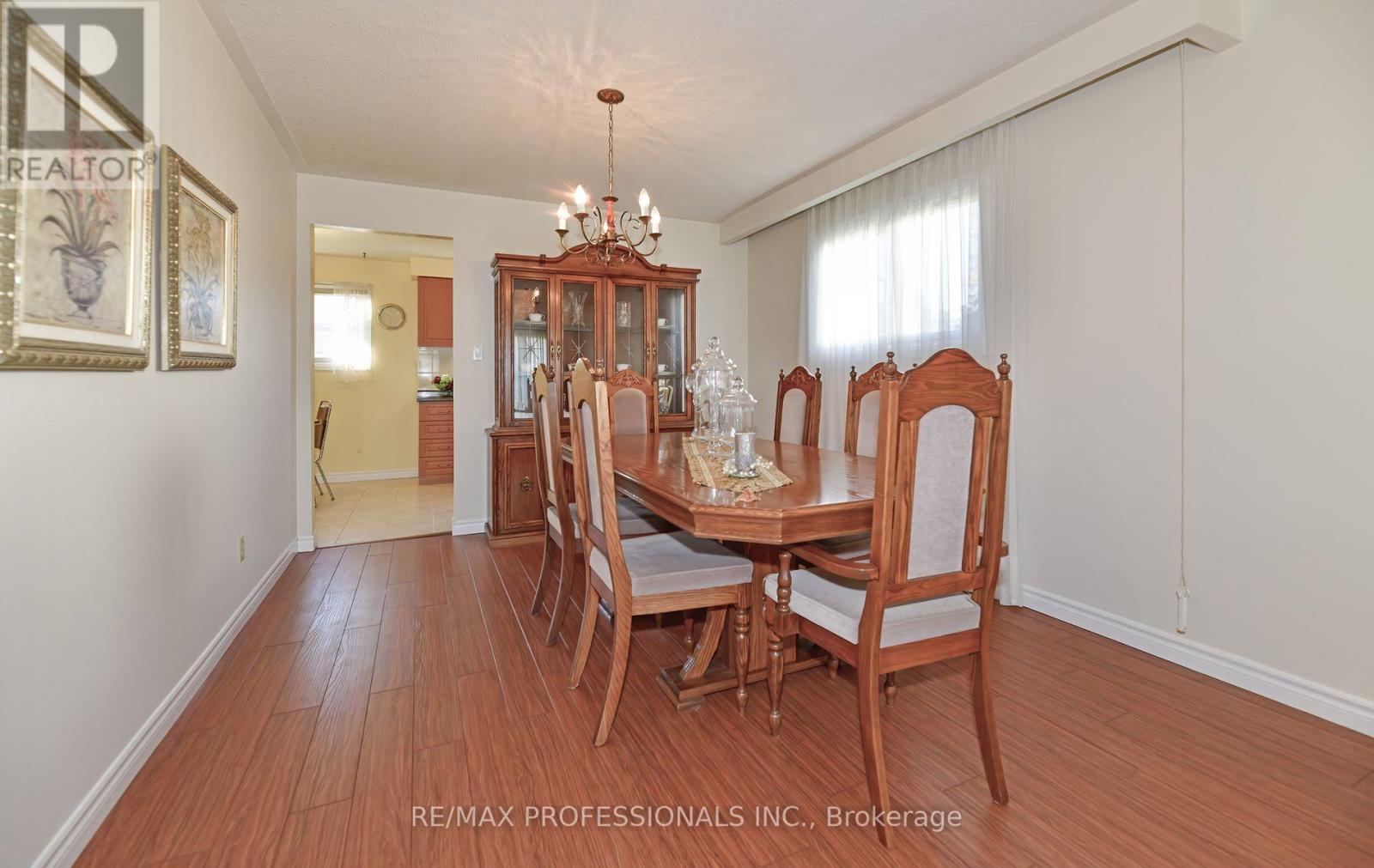 2326 Dorothea Court, Mississauga, Ontario  L5B 2B7 - Photo 9 - W12574194