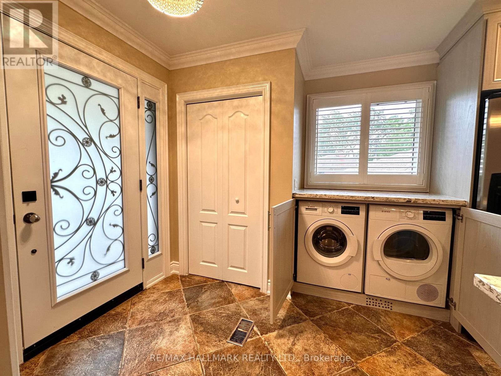 1198 Ingledene Drive, Oakville, Ontario  L6H 2H9 - Photo 5 - W12574216