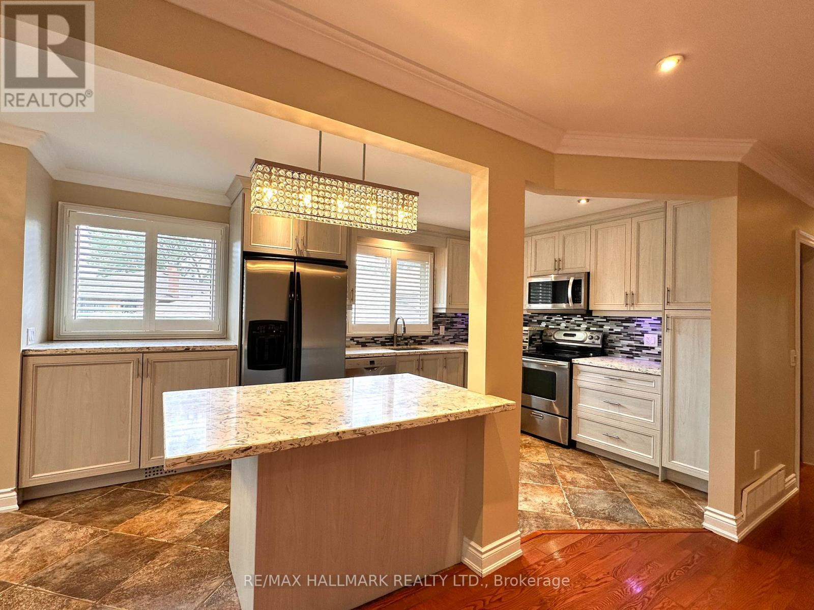 1198 Ingledene Drive, Oakville, Ontario  L6H 2H9 - Photo 6 - W12574216