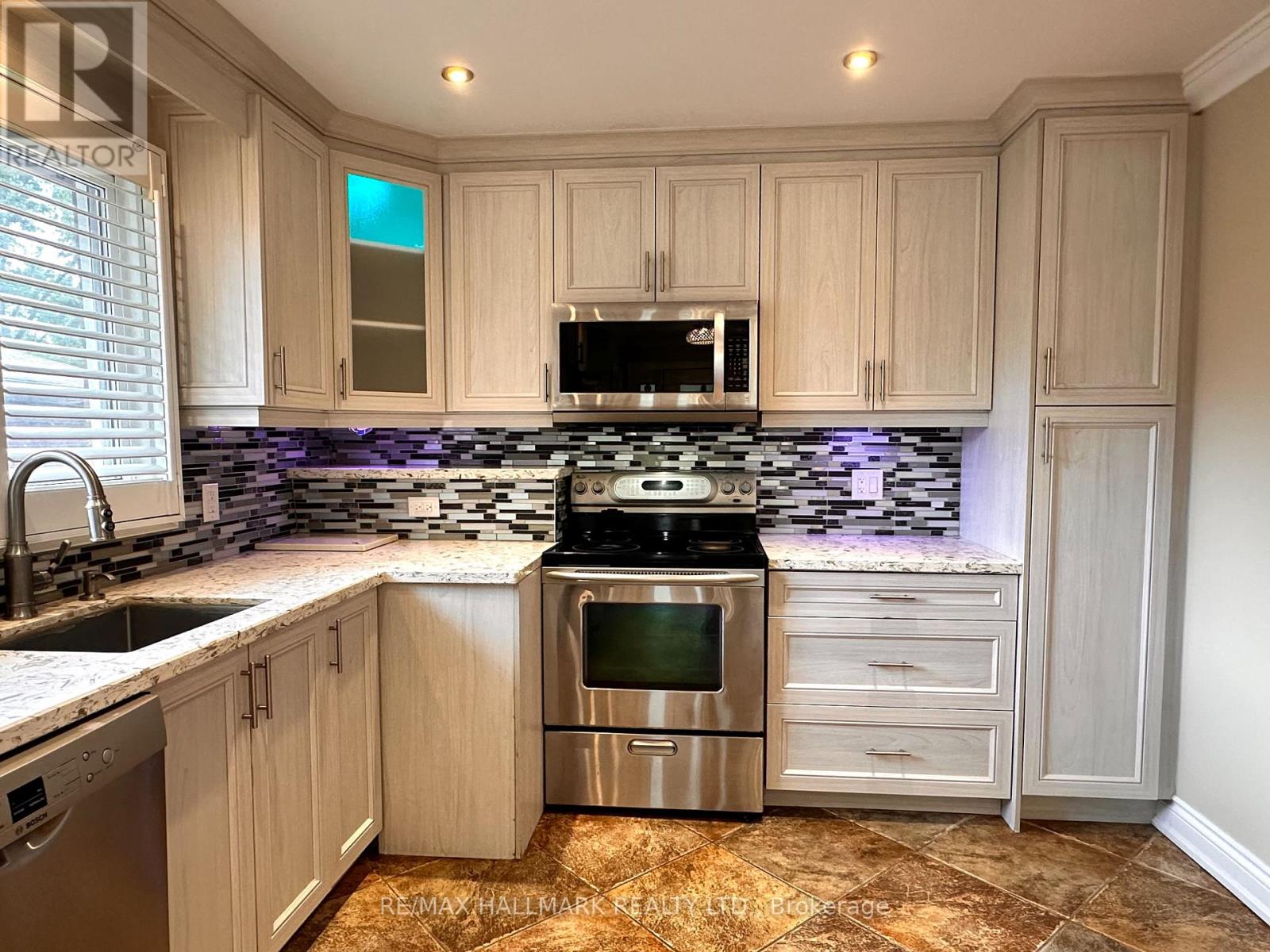 1198 Ingledene Drive, Oakville, Ontario  L6H 2H9 - Photo 8 - W12574216