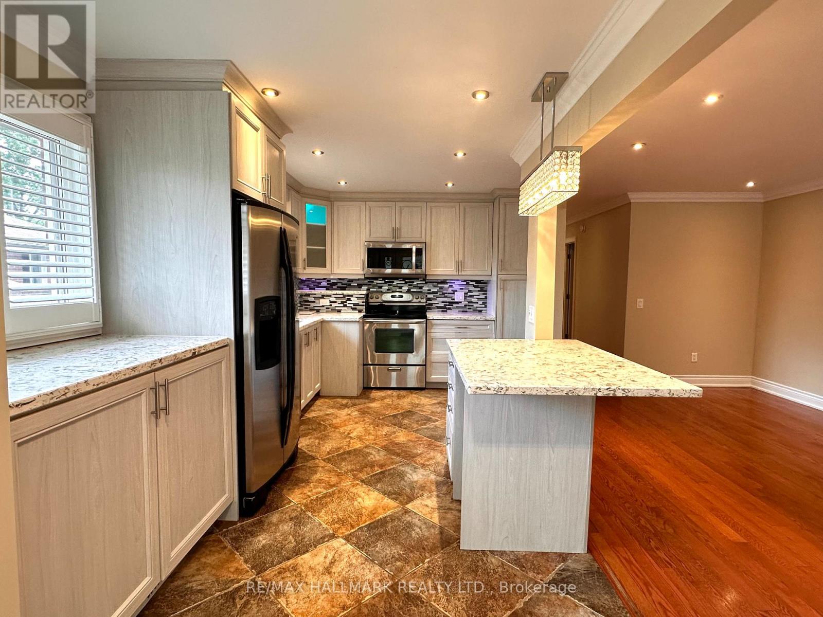 1198 Ingledene Drive, Oakville, Ontario  L6H 2H9 - Photo 9 - W12574216