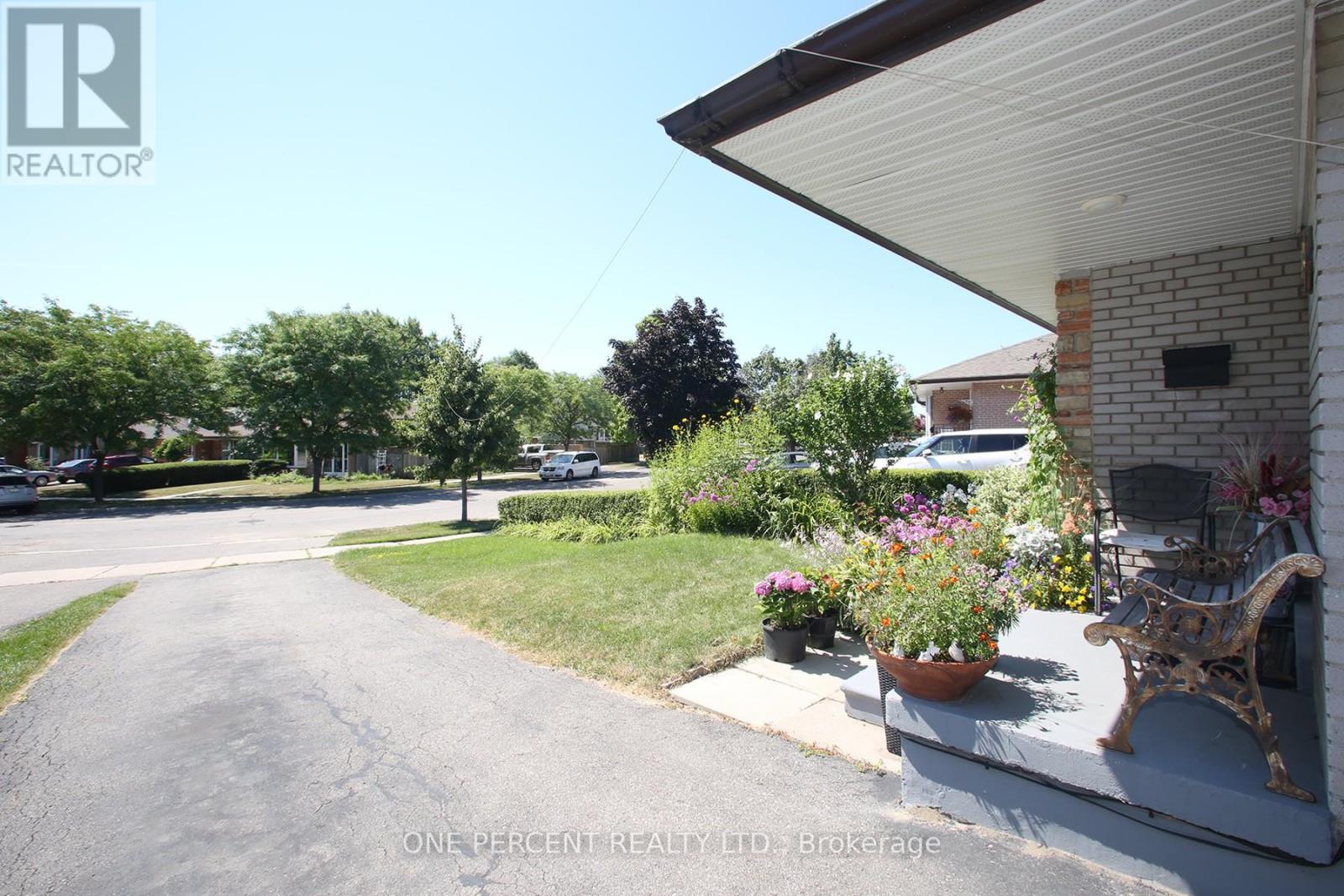 1543 Sandgate Crescent, Mississauga, Ontario  L5J 2E3 - Photo 3 - W12574226