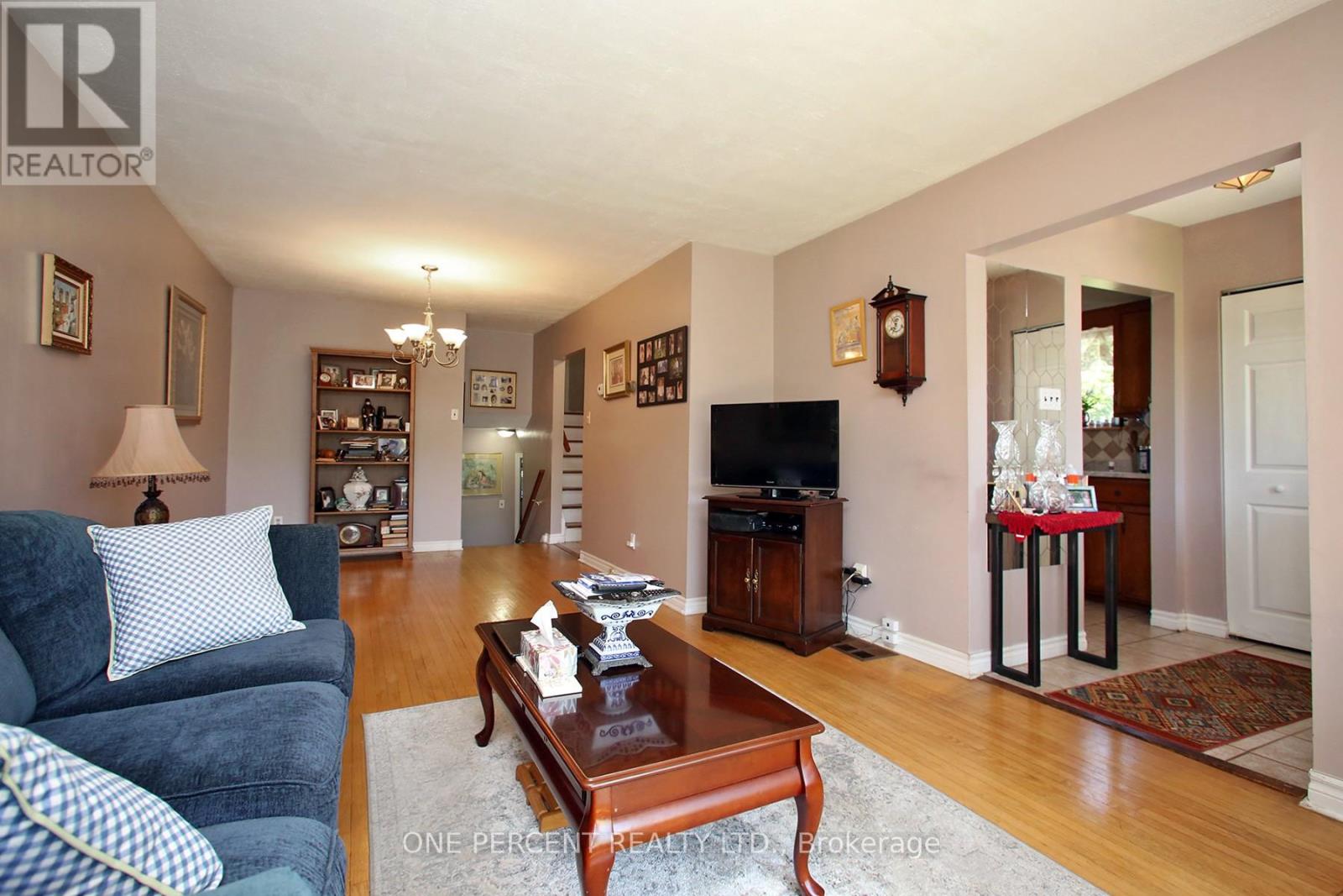 1543 Sandgate Crescent, Mississauga, Ontario  L5J 2E3 - Photo 5 - W12574226