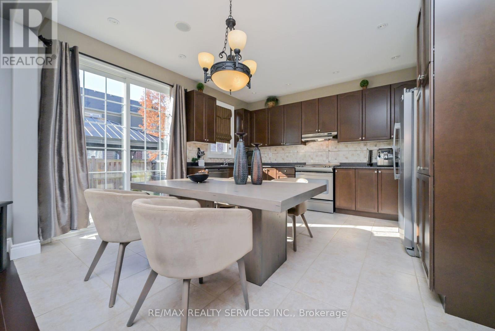 876 Challinor Terrace, Milton, Ontario  L9T 7V6 - Photo 6 - W12574242