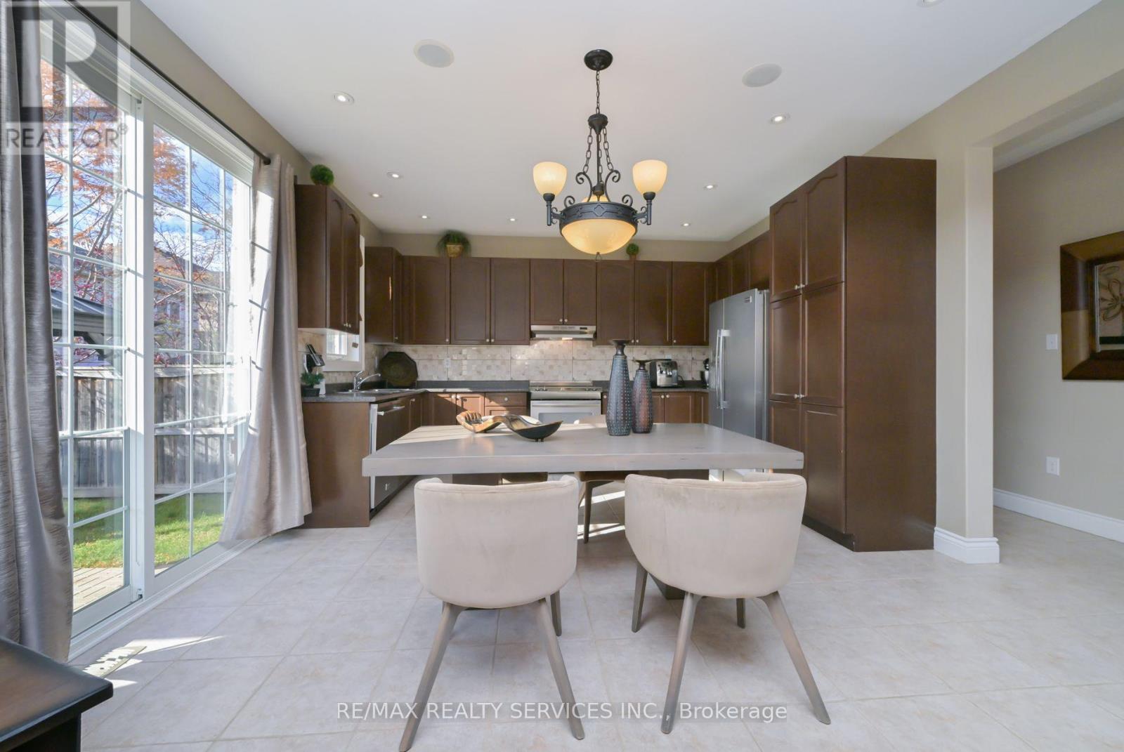 876 Challinor Terrace, Milton, Ontario  L9T 7V6 - Photo 7 - W12574242