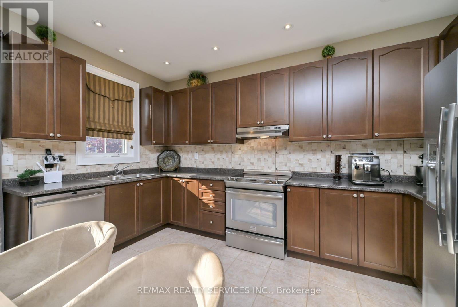876 Challinor Terrace, Milton, Ontario  L9T 7V6 - Photo 8 - W12574242